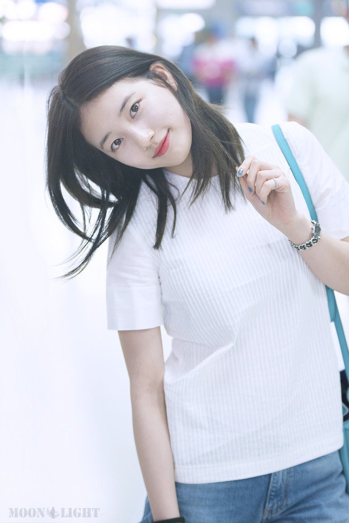 [수지] 공항에서 자기 사진을 찍으려는 아주머니께 수지가 취한 행동.jpg | 인스티즈