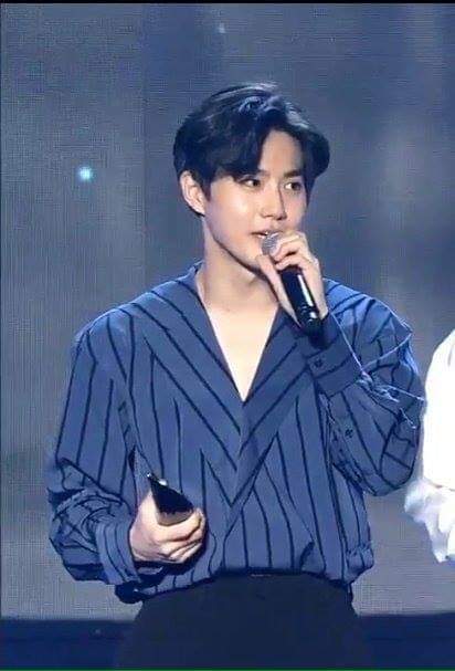 피부가 너무 하얘서 톤다운화장 빡세게 하는 엑소 수호.jpgif | 인스티즈