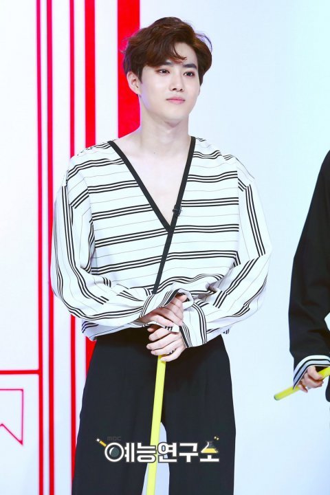 피부가 너무 하얘서 톤다운화장 빡세게 하는 엑소 수호.jpgif | 인스티즈