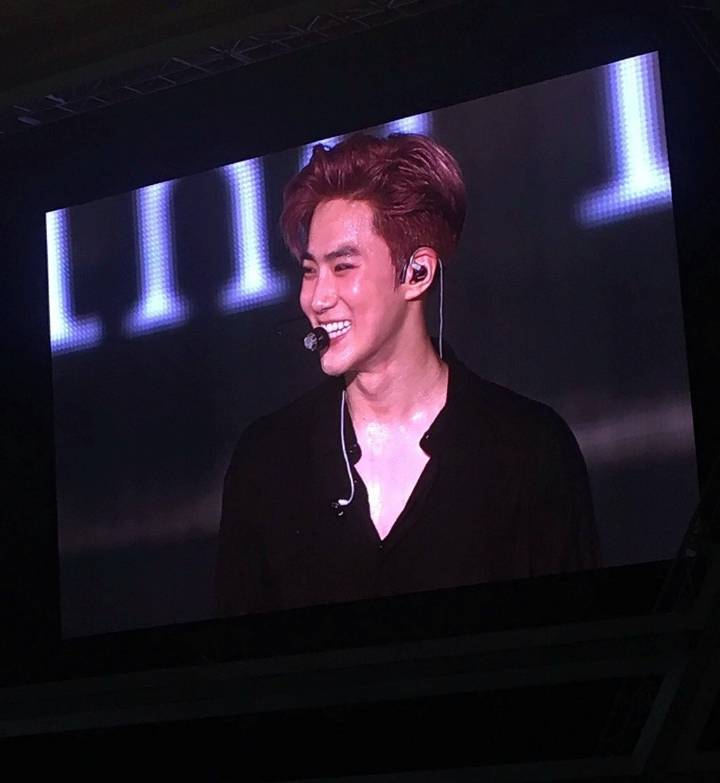 피부가 너무 하얘서 톤다운화장 빡세게 하는 엑소 수호.jpgif | 인스티즈