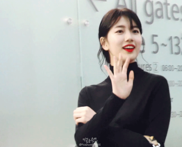 [수지] 공항에서 자기 사진을 찍으려는 아주머니께 수지가 취한 행동.jpg | 인스티즈