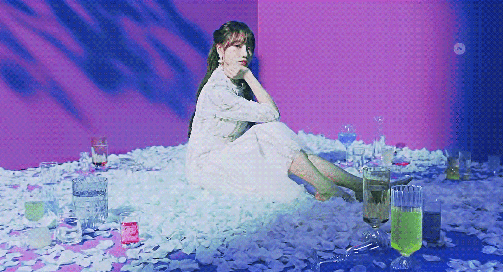 아이즈원 신곡 뮤비속 조유리(+게릴라데이트).jpgif | 인스티즈