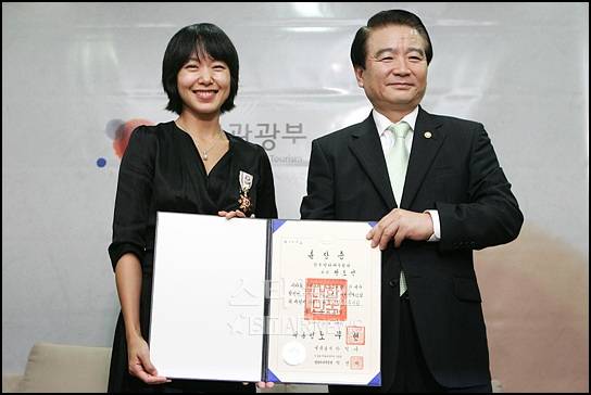 [전도연] 투표는 아빠 때문에 한두번 해봤다. 자고 있는데 나가서 1번, 2번 찍어라 해서.(웃음) | 인스티즈