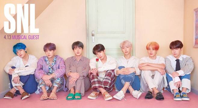 엠마 스톤, 방탄소년단(BTS) 티셔츠 입은 이유는? | 인스티즈