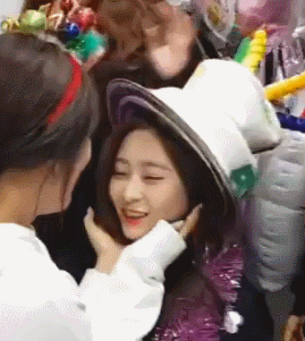 [아이즈원] 밍구리 민주와 댕댕이 유진이의 케미.gif | 인스티즈