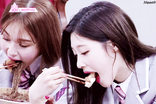 찍먹도 부먹도 아닌 제3의 길을 걷는 아이돌 .gif | 인스티즈