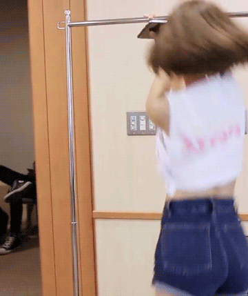 박초롱 : 쟤는 저러고 진빠져서 저녁에 조용히 있는다.gif | 인스티즈