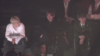 트와이스 안무보고 놀란 방탄소년단 뷔.gif | 인스티즈