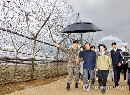 DMZ 평화의길 방문한 문프와 류준열 | 인스티즈