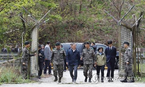 DMZ 평화의길 방문한 문프와 류준열 | 인스티즈