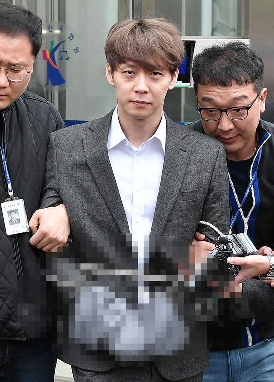 포승줄에 묶인 박유천.jpg | 인스티즈