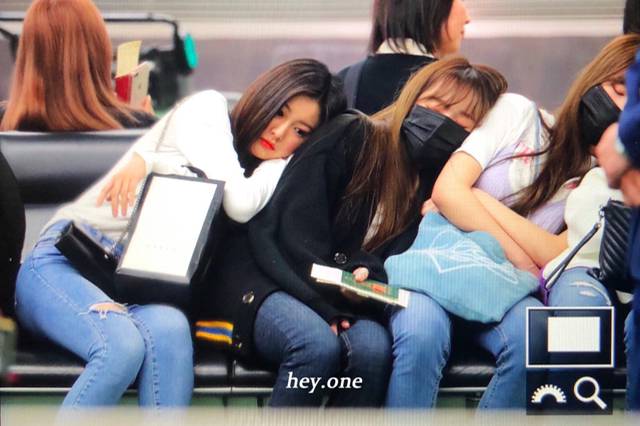 아이즈원) 공항에서 자는 아이들.. | 인스티즈