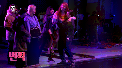 매니저 한테 옮겨지는 트와이스 나연.gif | 인스티즈