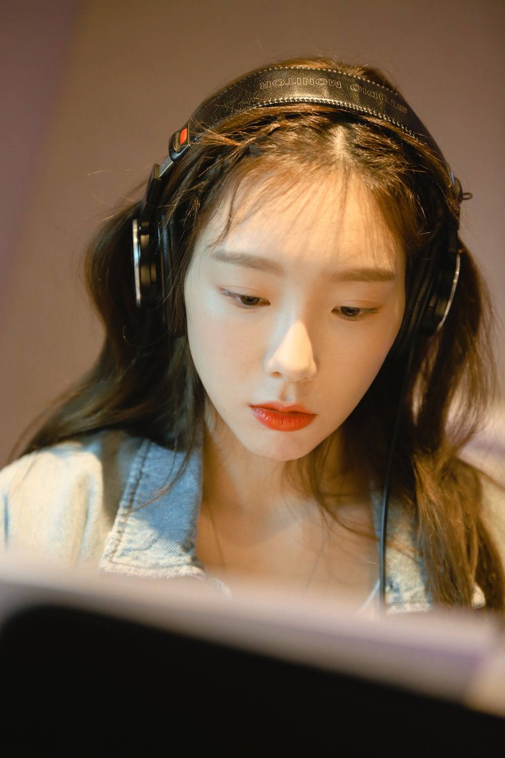 챈슬러와 태연 싱글 Angel 녹음 현장 사진 (일일 과외쌤 탱구) | 인스티즈