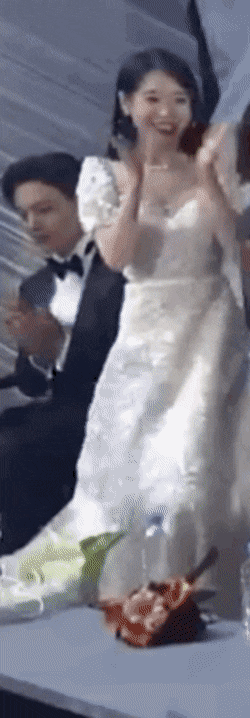 가수 아이유 & 배우 이지은 갭차이.gif | 인스티즈