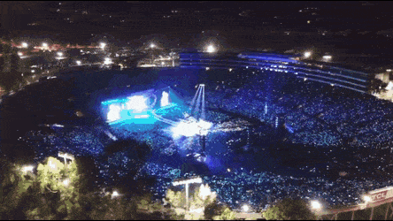 좀 전에 했던 방탄소년단 콘서트.gif | 인스티즈