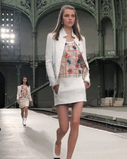 런웨이 워킹 심각한 기무라 타쿠야 딸 코우키.......;.gif (샤넬 크루즈 컬렉션 런웨이 데뷔) | 인스티즈