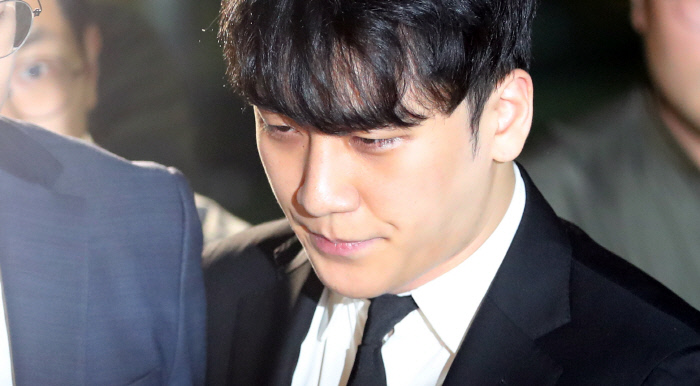영장기각 후 체육관 찾은 승리에 누리꾼 분노 "불구속이 언제부터 무죄냐” | 인스티즈