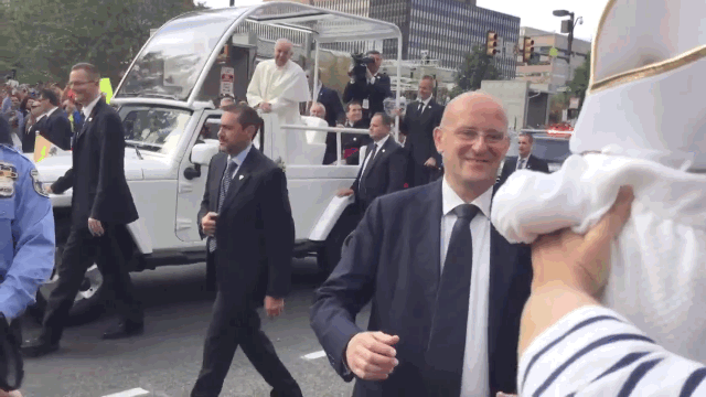 아기 교황을 보고 빵 터진 교황.gif | 인스티즈