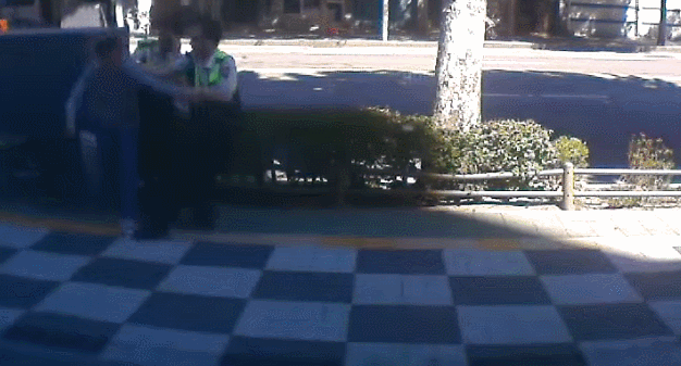 칼든 범인 제압하는 경찰 | 인스티즈