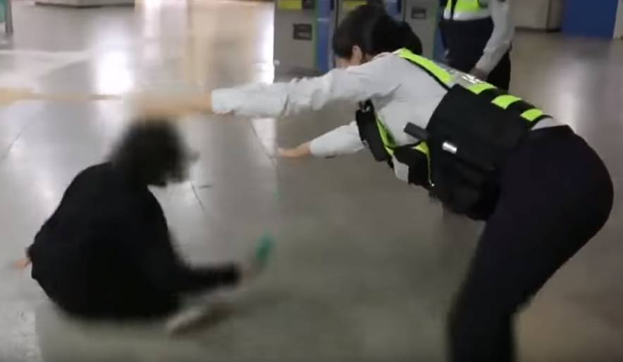 여경 부축 레전드.gif 라는 글에대한 자세한 상황을.araboza | 인스티즈