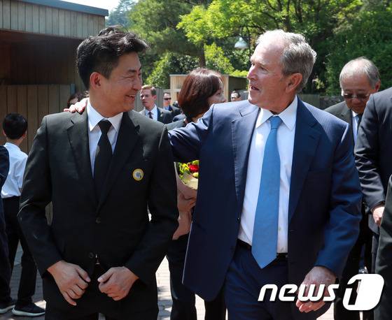 오늘 '봉하마을'에서 부시 전 미국 대통령 사진들!!! | 인스티즈