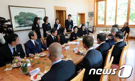 오늘 '봉하마을'에서 부시 전 미국 대통령 사진들!!! | 인스티즈