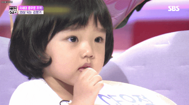 어렸을때 본인을 보는 배우 김향기.jpgif | 인스티즈