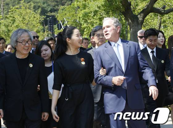 오늘 '봉하마을'에서 부시 전 미국 대통령 사진들!!! | 인스티즈