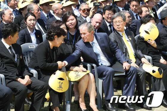 오늘 '봉하마을'에서 부시 전 미국 대통령 사진들!!! | 인스티즈