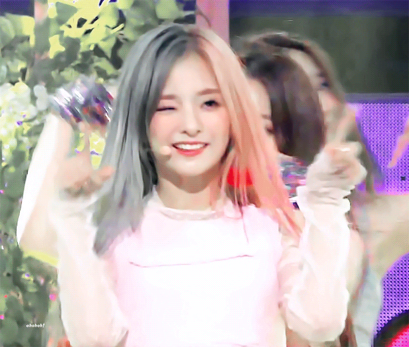 반반 죠스바머리에 이어 핑크색 단발로 염색한 이나경 | 인스티즈