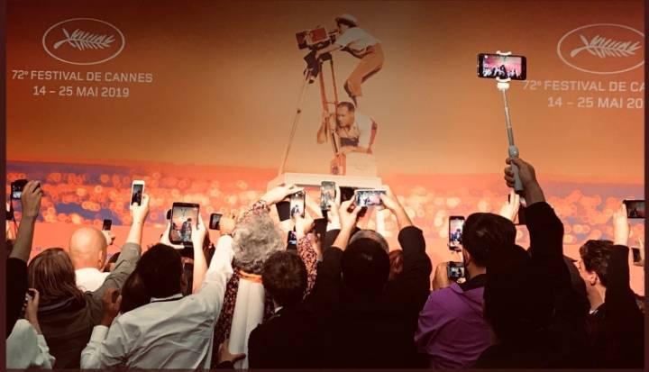 봉준호 카메라에 담으려고 경쟁중인 세계 기자들 | 인스티즈