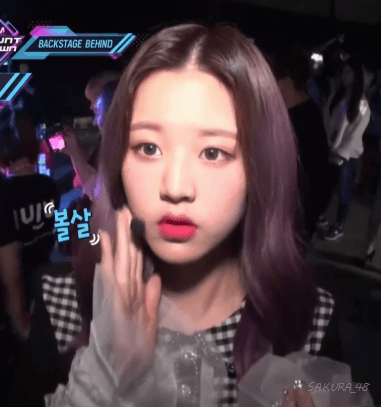 원영이 인이어 체크하면서 볼살 체크 .gif | 인스티즈