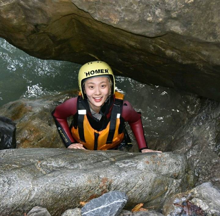 물놀이 하는 안지영.jpg | 인스티즈