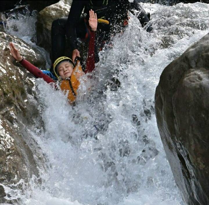 물놀이 하는 안지영.jpg | 인스티즈