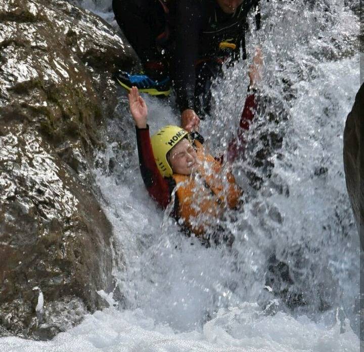 물놀이 하는 안지영.jpg | 인스티즈