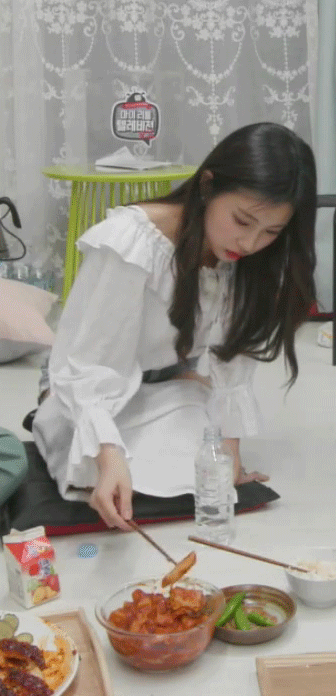 아이즈원, 디진다 돈가스 먹는 광배 강혜원.gif | 인스티즈
