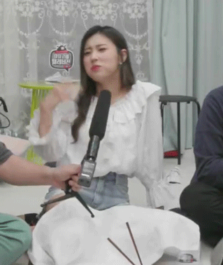 아이즈원, 디진다 돈가스 먹는 광배 강혜원.gif | 인스티즈