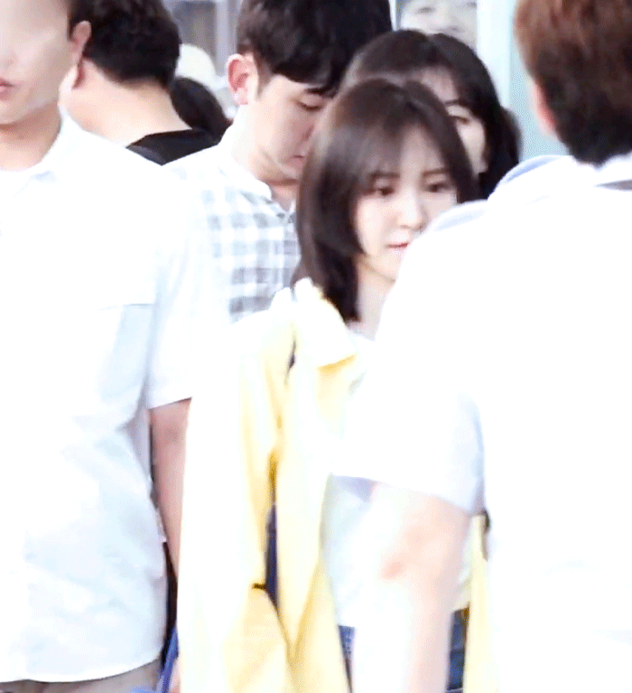 공항 승무원에게 뭔가 보여준 레드벨벳 웬디의 스윗함 | 인스티즈