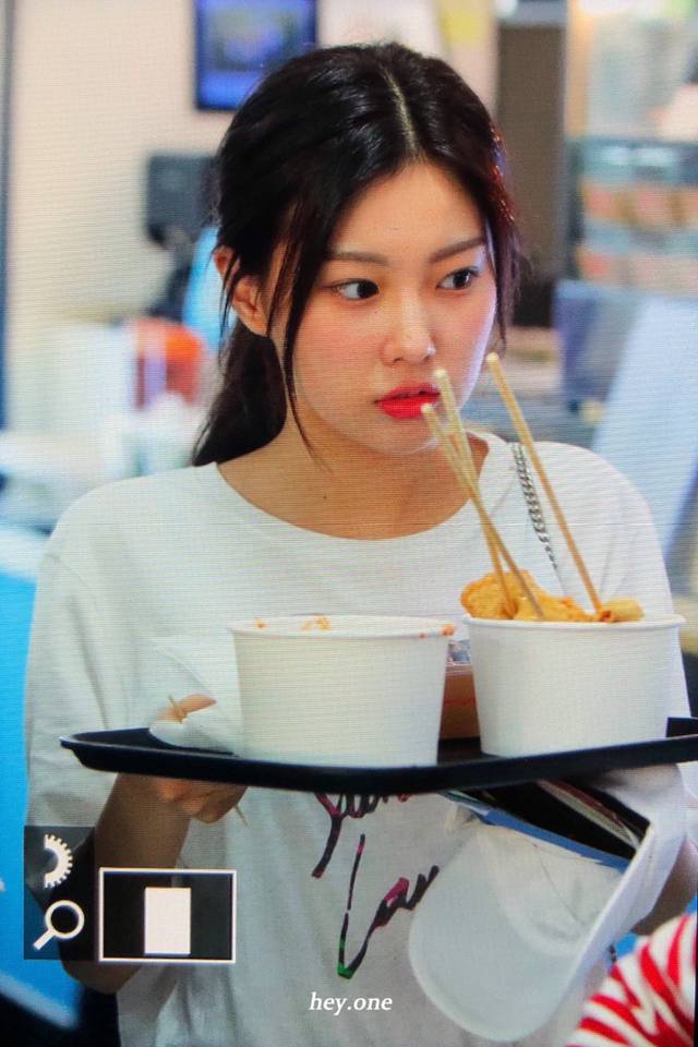 아이즈원) 음식을 기다리는 강혜원 | 인스티즈