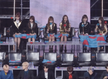 샤이니와 방탄소년단을 보는 사쿠라의 반응.gif | 인스티즈