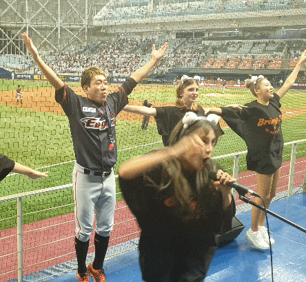 마이크 가지고 싸우는 치어리더&amp;응원단장 | 인스티즈