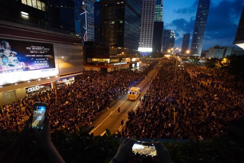 앰뷸런스에 길 터주는 오늘 저녁 홍콩 시위대.jpg | 인스티즈
