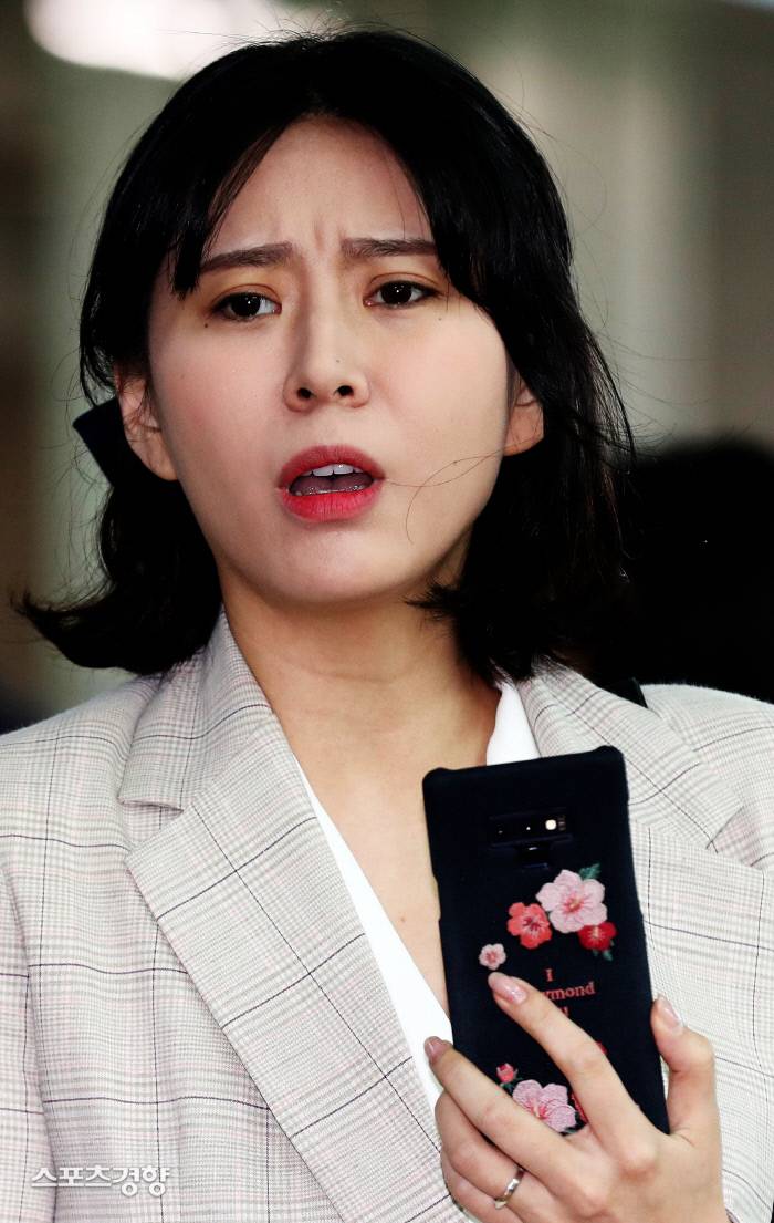 경찰, '사기 모금 논란' 윤지오 계좌 압수수색…후원금 규모 1억원대 추정 | 인스티즈