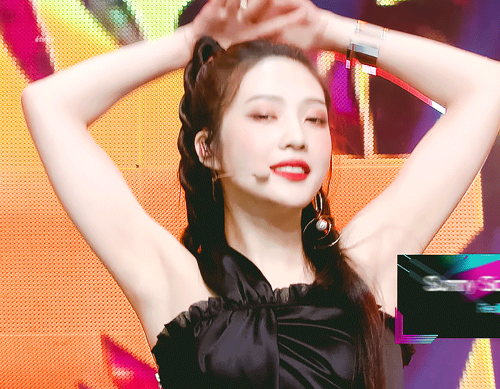 컴백 첫무대 날아다녔던 레드벨벳 조이.gif | 인스티즈