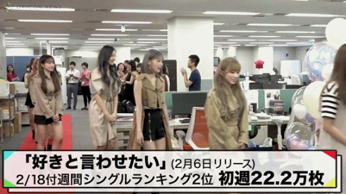 오리콘 상반기 신인부문 매출액 1위 상 받는 아이즈원.gif | 인스티즈