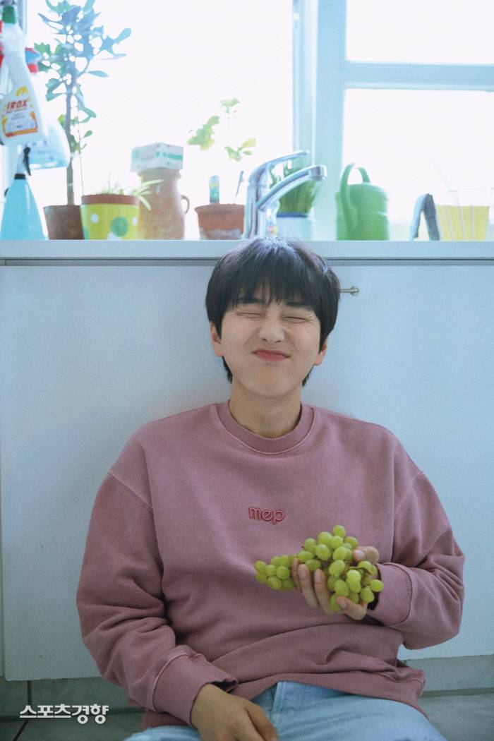 지난 3일 두 번째 솔로 미니앨범 ‘날씨 좋은 날’을 발매한 그룹 B1A4의 멤버 산들. 사진 WM엔터테인먼트