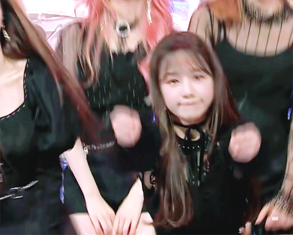 리액션 풍부한 조유리.gif | 인스티즈