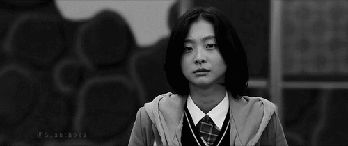 김다미의 영화 '마녀' 속 같은장소에서 전후반부 분위기 차이.gif | 인스티즈
