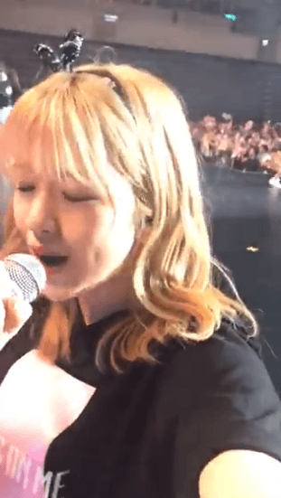 [아이즈원] 오늘자 대만콘서트에서 셀카 찍어주는 유진이.. | 인스티즈